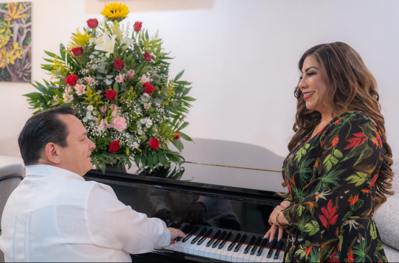 Huacho Mena interpretó música en el cumpleaños de su esposa. Huacho Mena interpretó música en el cumpleaños de su esposa.