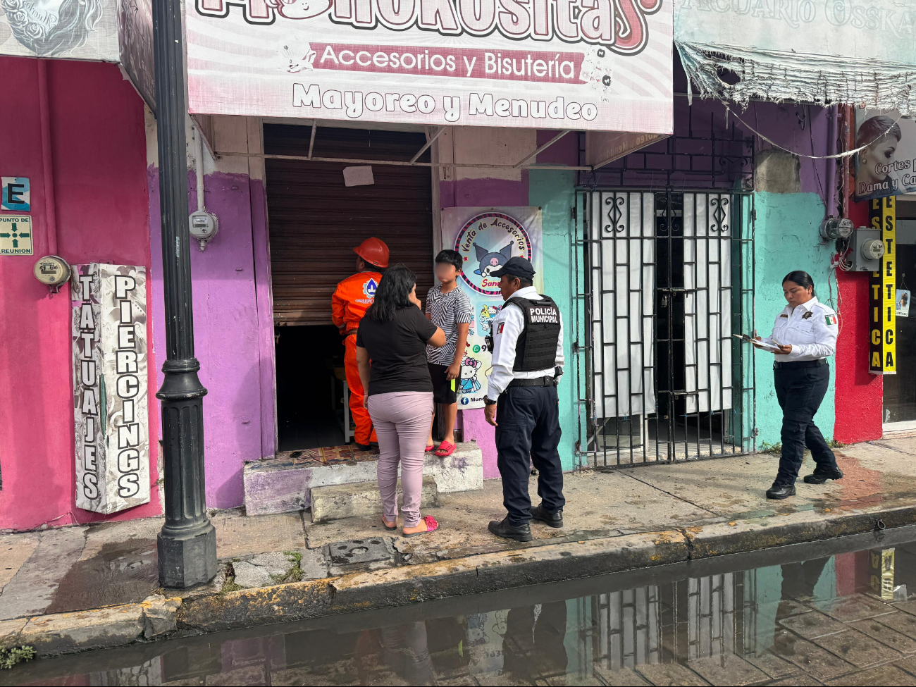 Mujer descubre infidelidad y su pareja la retiene con su hijo  en un baño, en Ciudad del Carmen