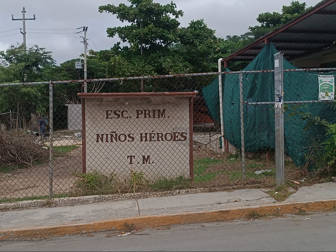 Personal administrativo atiende a los padres de familia para trámites y documentación Personal administrativo atiende a los padres de familia para trámites y documentación