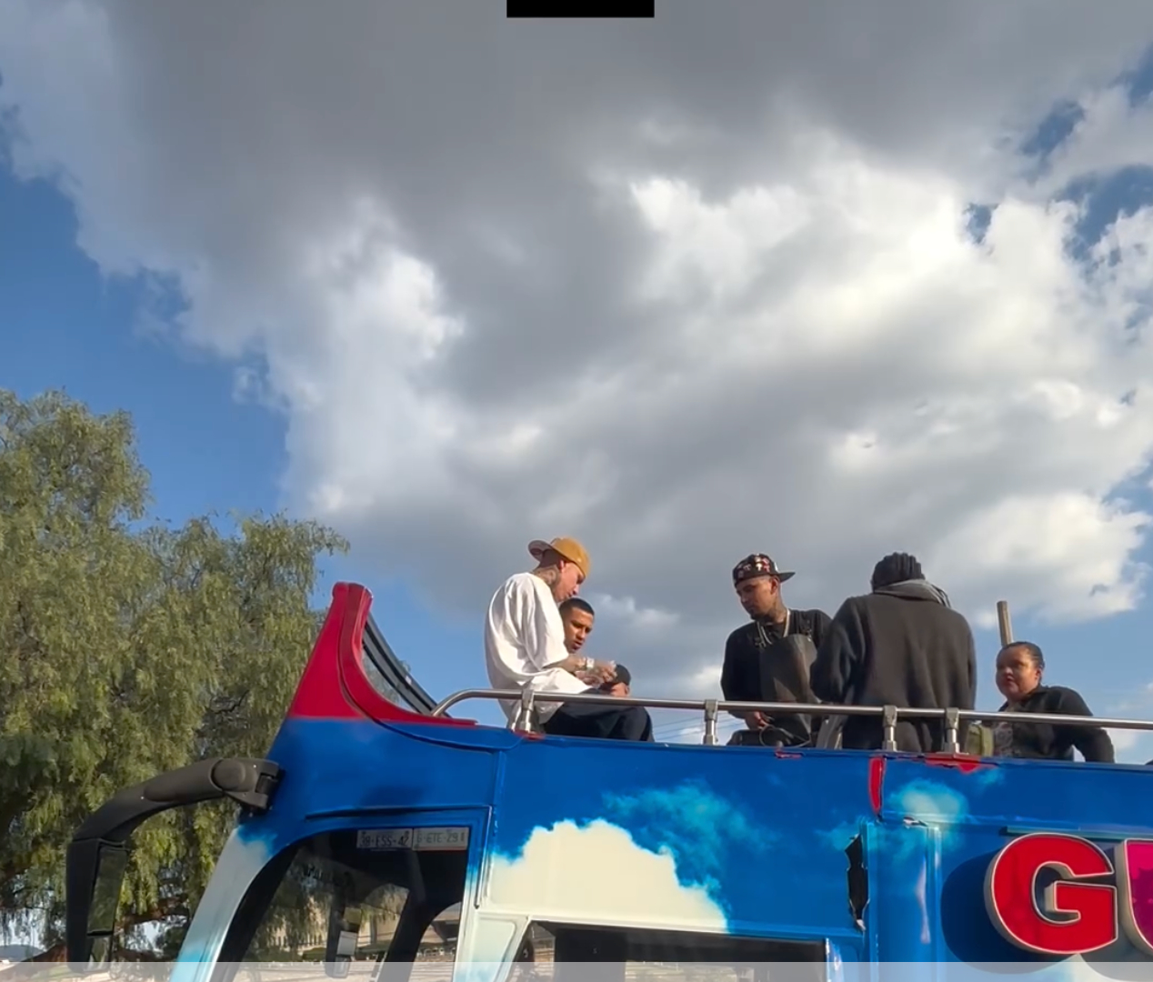 Santa Fe Klan estaba arriba del turibus Santa Fe Klan estaba arriba del turibus