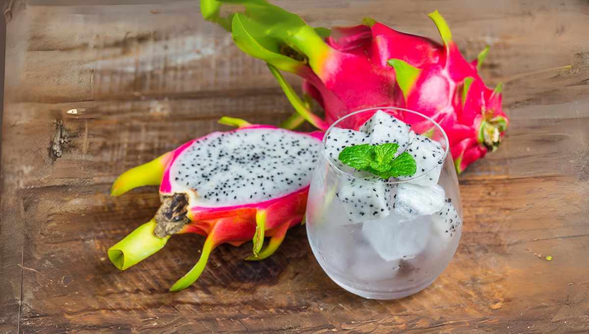 El agua de pitaya es vibrante y refrescante, perfecta para los meses de cosecha El agua de pitaya es vibrante y refrescante, perfecta para los meses de cosecha