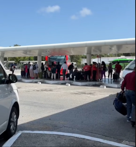 El mejor transporte fuera del aeropuerto de Cancún, son los autobuses El mejor transporte fuera del aeropuerto de Cancún, son los autobuses