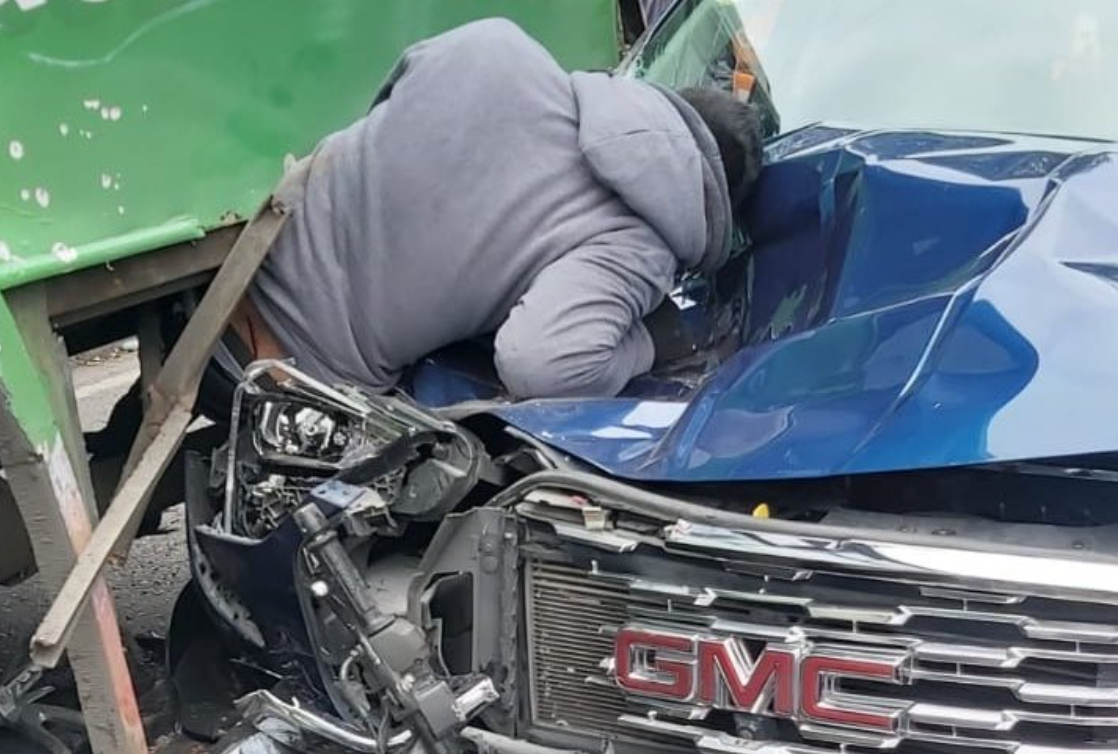 Hombre es prensado contra un camión tras intento de asalto. Hombre es prensado contra un camión tras intento de asalto.