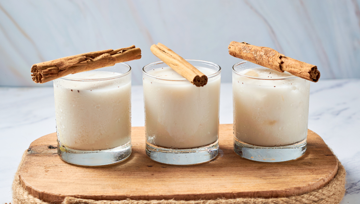 La horchata de arroz y coco es una bebida tropical favorita, especialmente en verano La horchata de arroz y coco es una bebida tropical favorita, especialmente en verano