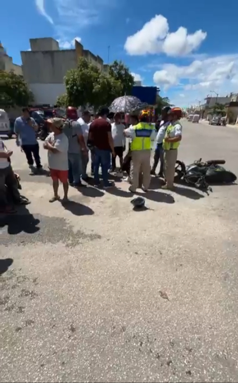 Personas que presenciaron el accidente, acudieron a la ayuda de la mujer Personas que presenciaron el accidente, acudieron a la ayuda de la mujer
