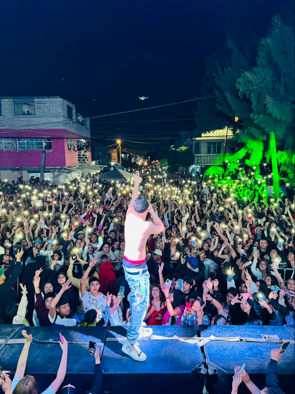 El reguetonero invitó a sus fans de Mérida a asistir y cantar sus éxitos como "B de Bellako" y "Vaquero Remix" El reguetonero invitó a sus fans de Mérida a asistir y cantar sus éxitos como "B de Bellako" y "Vaquero Remix"