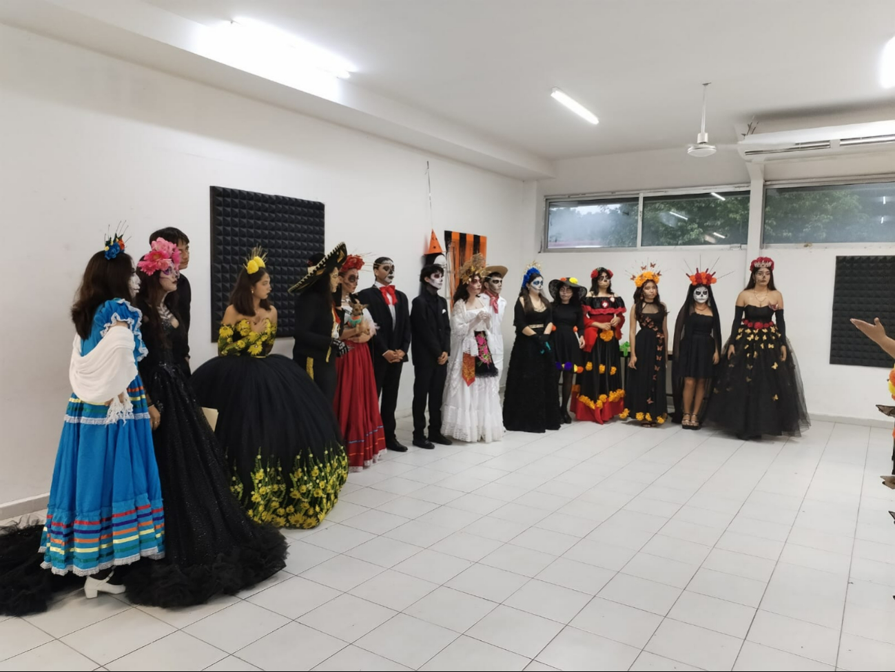 Estudiantes relucieron sus diseños de vestuario por el Día de Muertos. Estudiantes relucieron sus diseños de vestuario por el Día de Muertos.