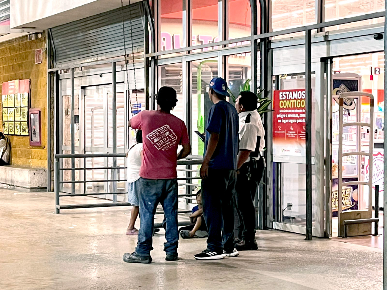 Los clientes que se encontraban en el lugar comentaron que no es la primera vez que los veían. Los clientes que se encontraban en el lugar comentaron que no es la primera vez que los veían.