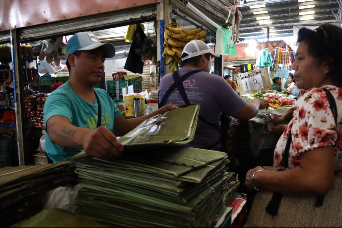 Los consumidores se abastecen de productos esenciales como hojas de plátano, para preparar el mucbipollo Los consumidores se abastecen de productos esenciales como hojas de plátano, para preparar el mucbipollo