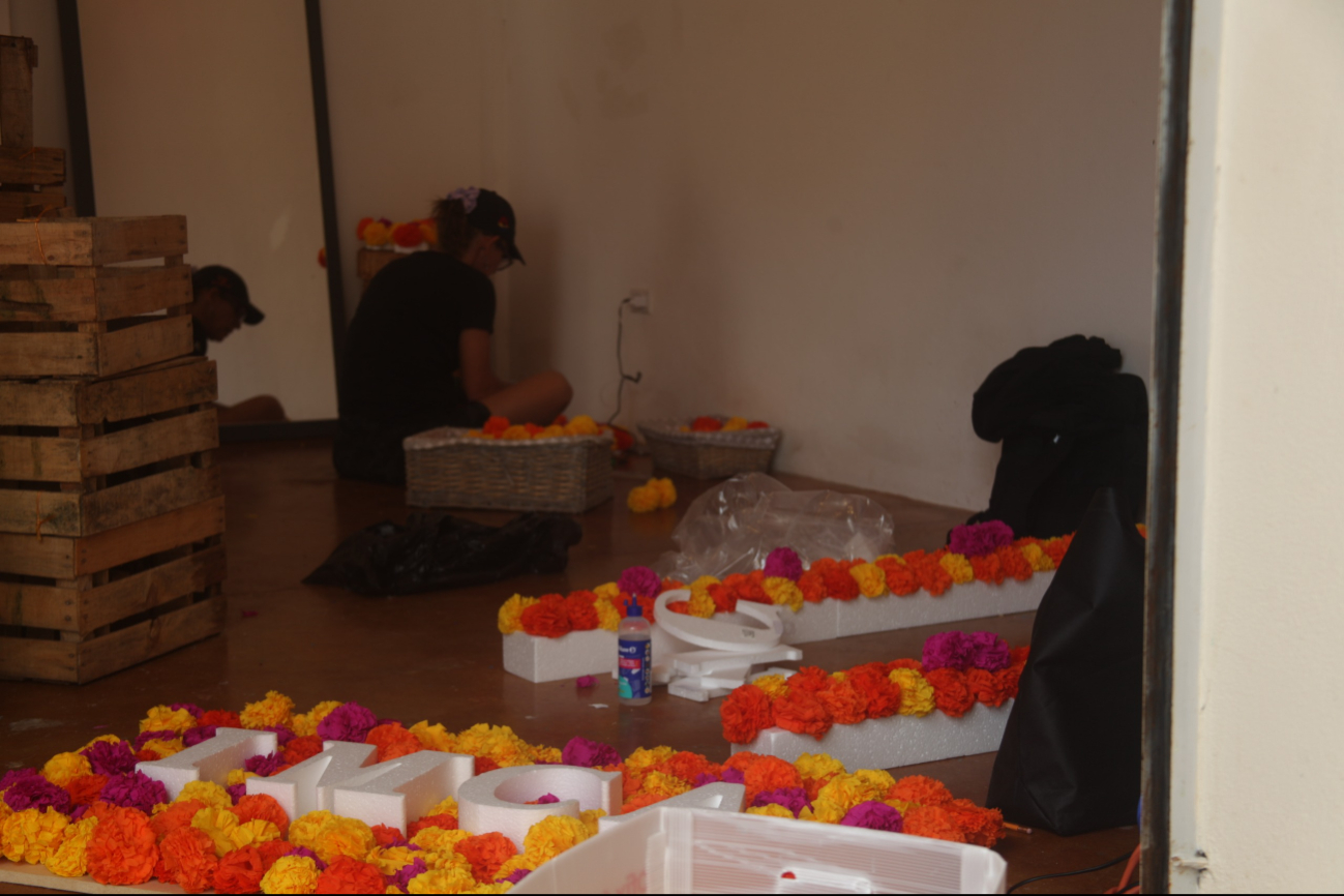 Poco a poco van finalizando los adornos con flores de papel Poco a poco van finalizando los adornos con flores de papel