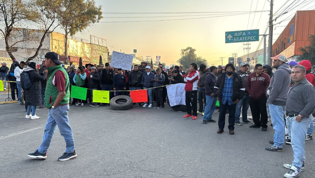 Trabajadores del Ayuntamiento de Ecatepec, bloquean las principales vialidades del municipio exigiendo el pago de salarios Trabajadores del Ayuntamiento de Ecatepec, bloquean las principales vialidades del municipio exigiendo el pago de salarios