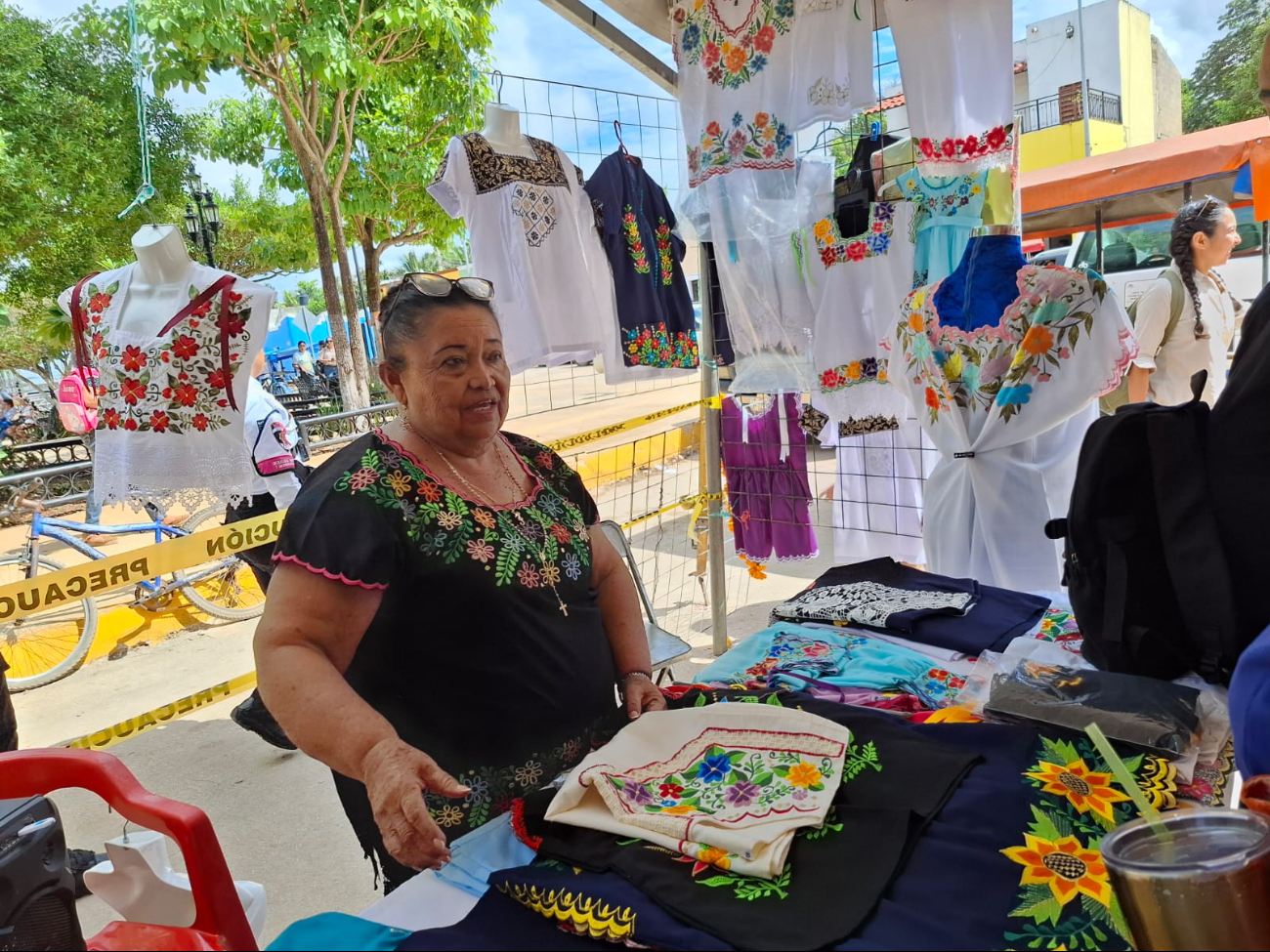 Artesanos aprovechan a poner su venta Artesanos aprovechan a poner su venta