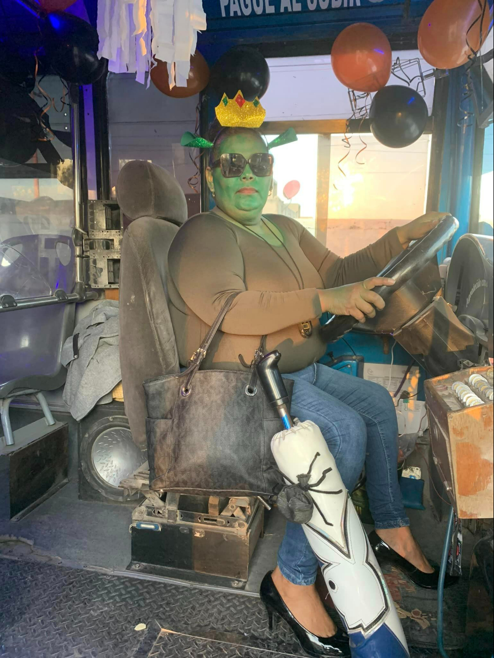 Conductora de la ruta "Cereso" se viste de 'Fiona buchona'.
