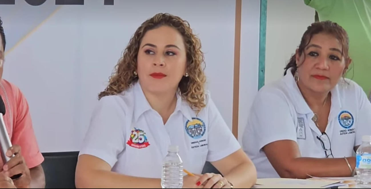 Durante la conferencia, algunos grupos mostraron su inconformidad Durante la conferencia, algunos grupos mostraron su inconformidad