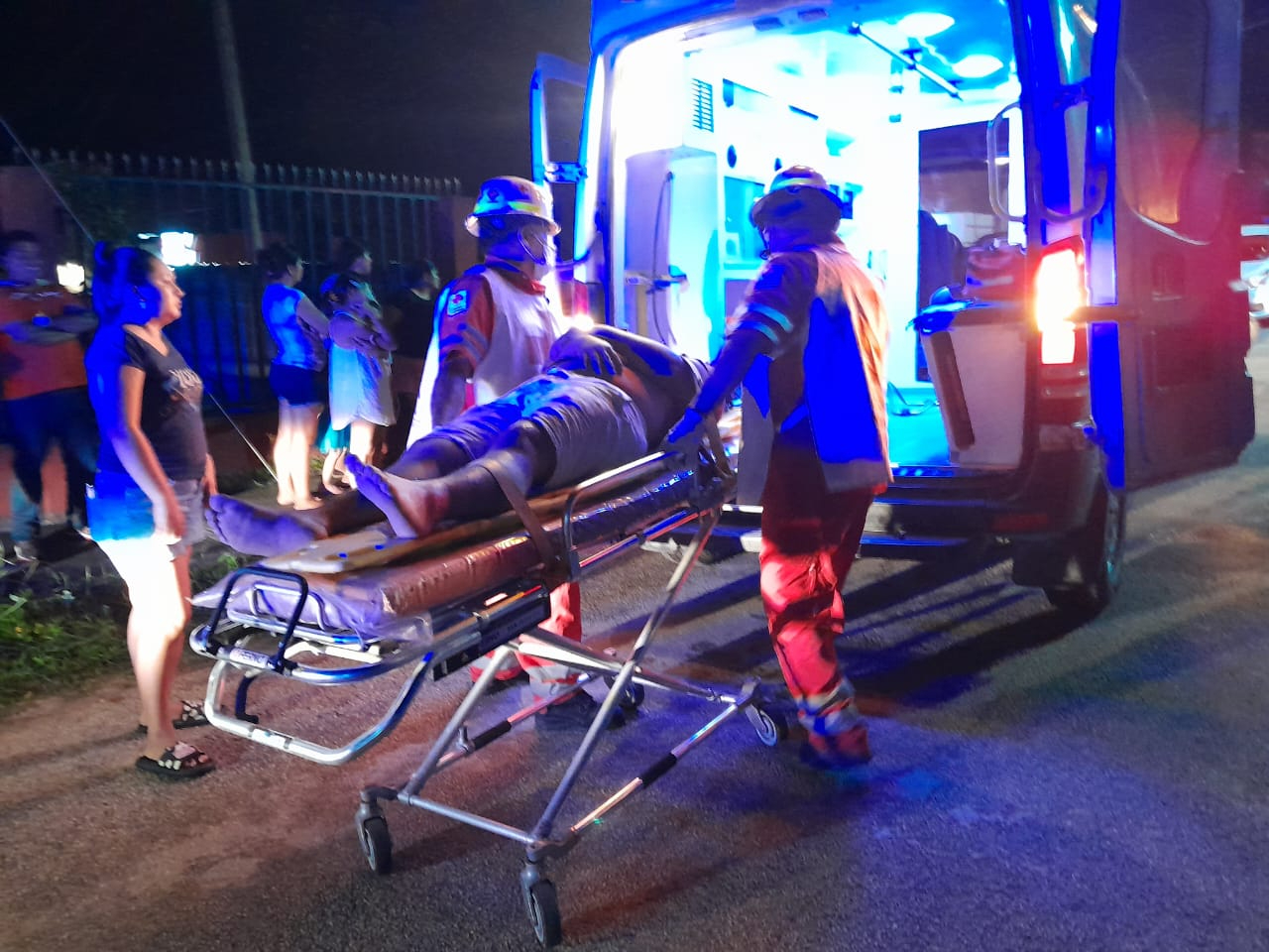 El conductor de la motocicleta sufrió dolor en el pecho, clavícula y rodilla, mientras que el menor tuvo una herida en la cabeza El conductor de la motocicleta sufrió dolor en el pecho, clavícula y rodilla, mientras que el menor tuvo una herida en la cabeza