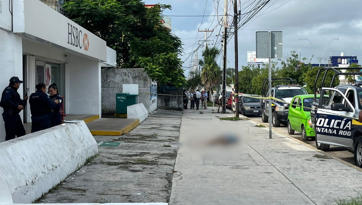 El hombre salía del banco cuando unos hombres, presuntos responsables, lo atacaron El hombre salía del banco cuando unos hombres, presuntos responsables, lo atacaron