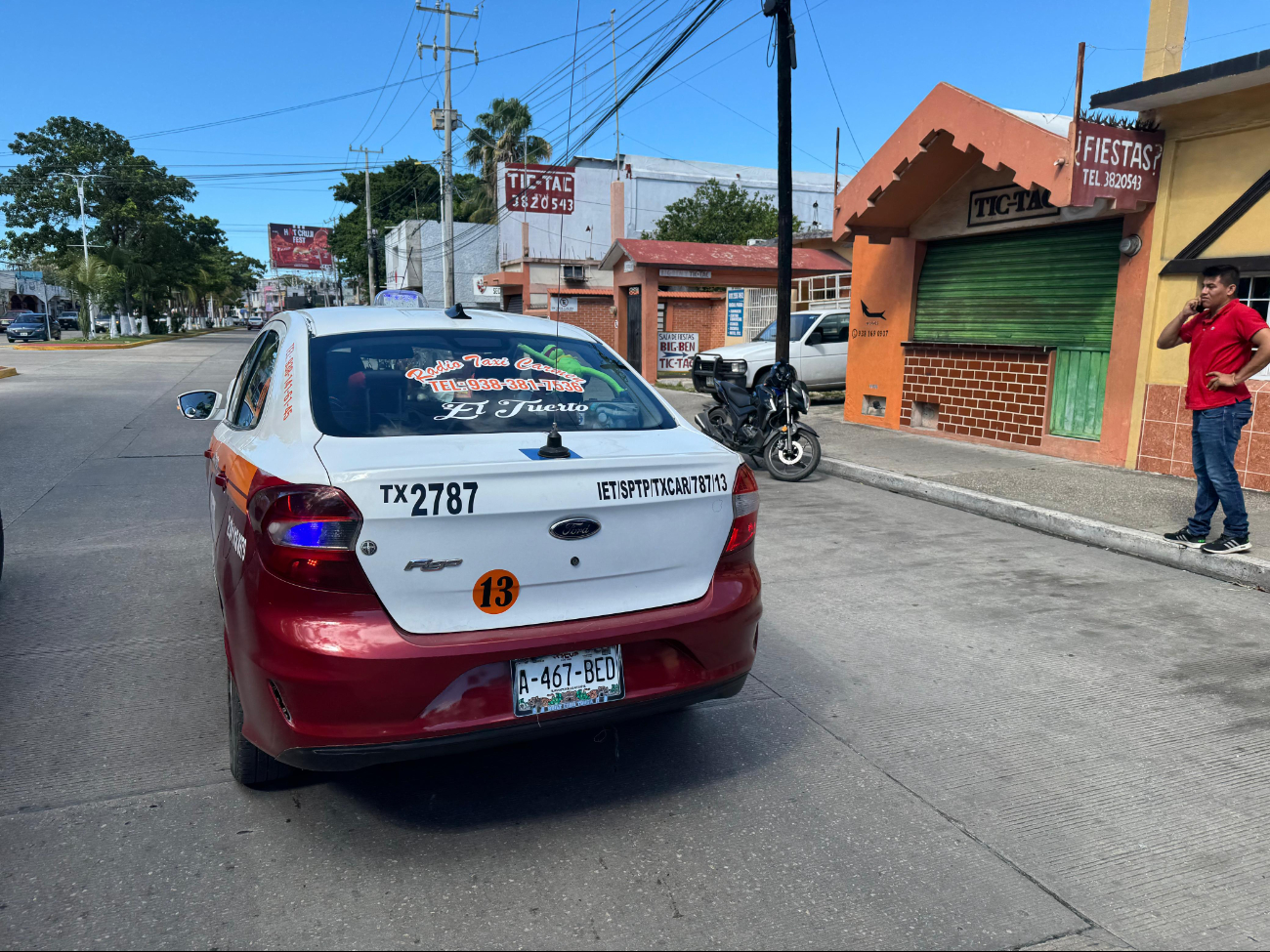 El taxi involucrado es un Ford blanco y rojo, con número económico 2787 y placa A-467-BED El taxi involucrado es un Ford blanco y rojo, con número económico 2787 y placa A-467-BED