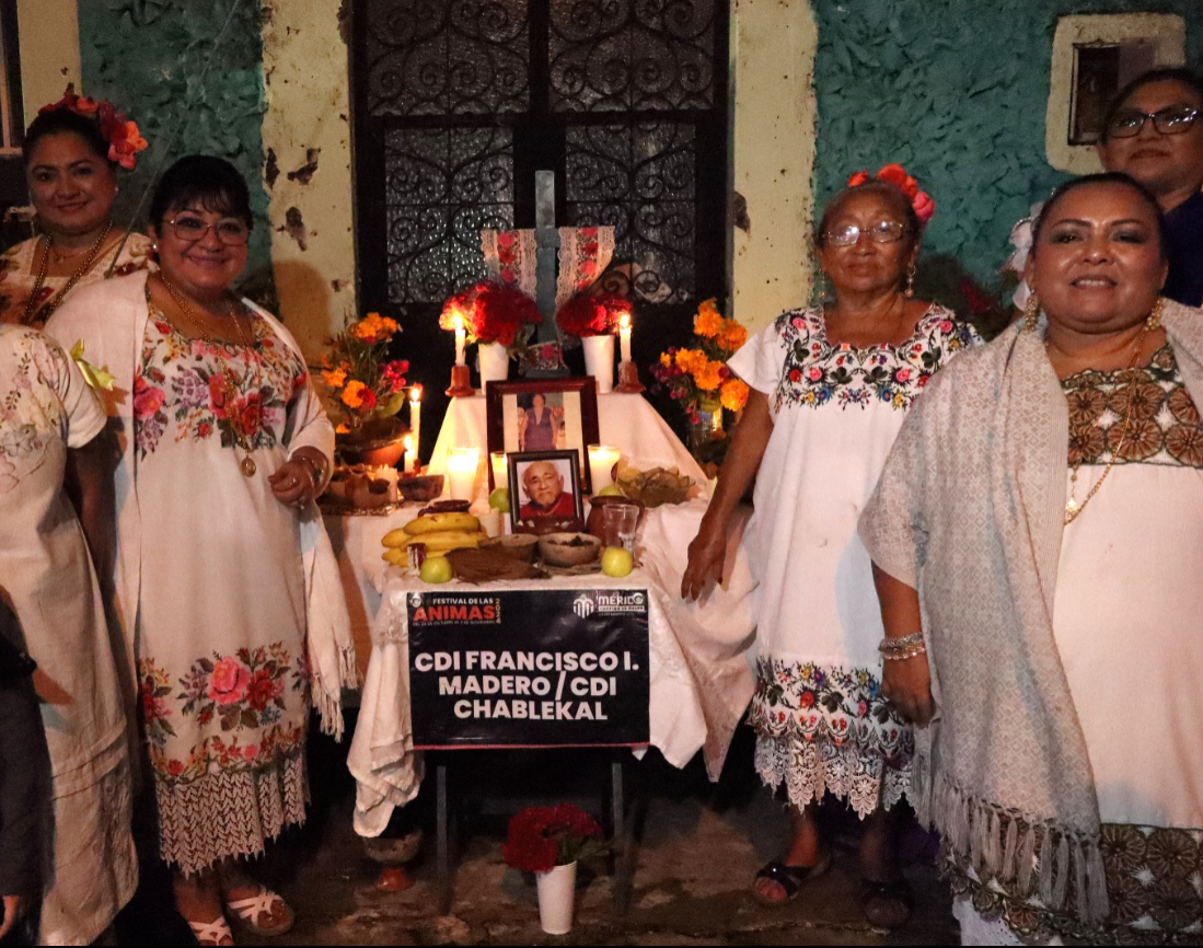 Familias de diferentes colonias participaron en el evento con la elaboración de altares Familias de diferentes colonias participaron en el evento con la elaboración de altares