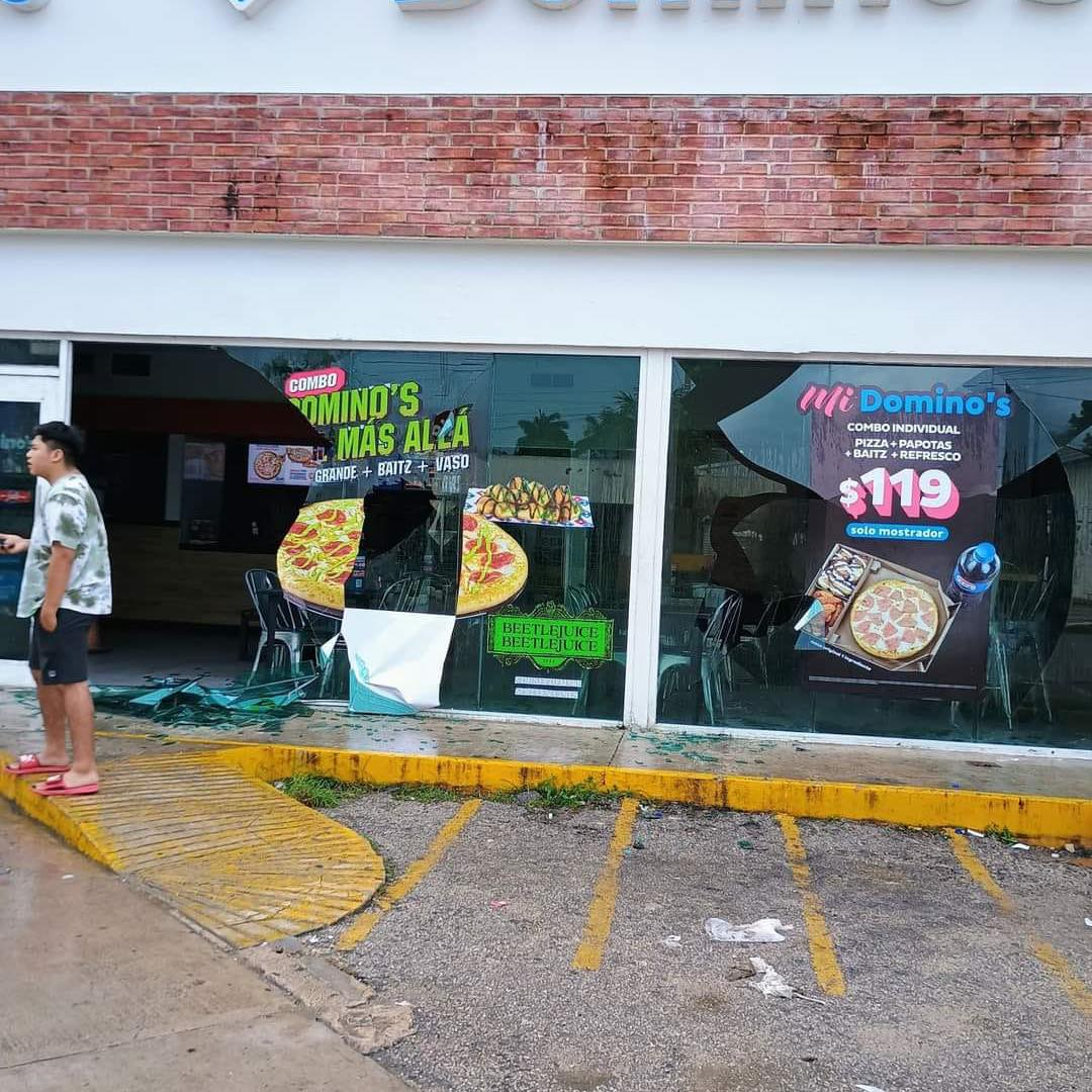 La onda expansiva rompió cristales de locales cercanos, incluyendo un Oxxo y un Domino’s Pizza La onda expansiva rompió cristales de locales cercanos, incluyendo un Oxxo y un Domino’s Pizza