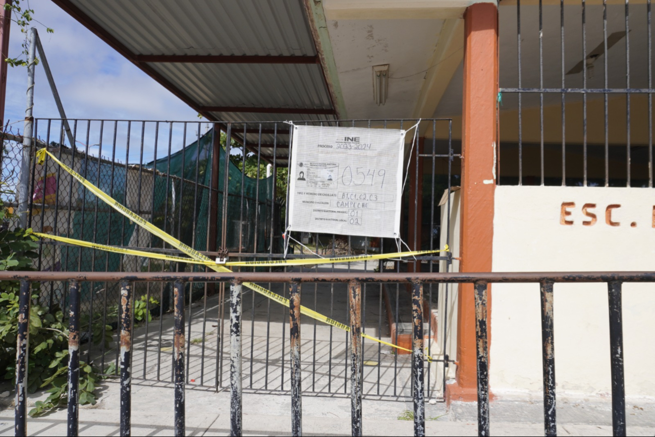 Los padres de familia cerraron la escuela debido a los peligros Los padres de familia cerraron la escuela debido a los peligros