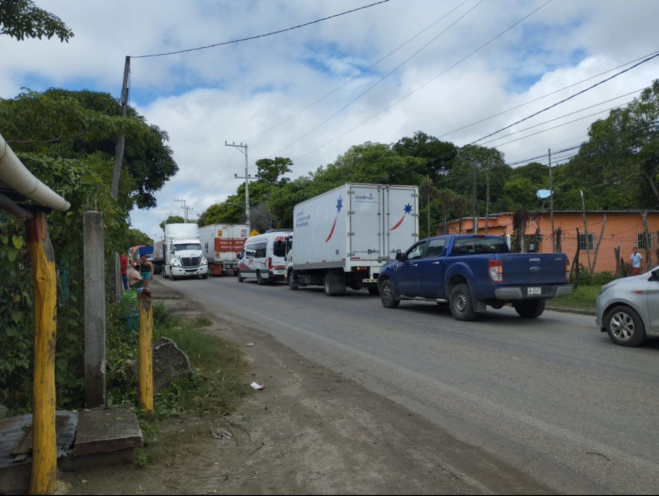 Los tráileres transitan de manera temeraria, causando más problemas en la vía. Los tráileres transitan de manera temeraria, causando más problemas en la vía.