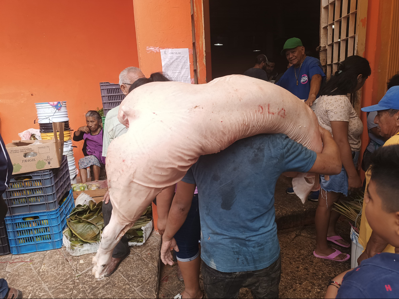 El kilo de puerco varía entre 5 y 10 pesos dependiendo del locatario El kilo de puerco varía entre 5 y 10 pesos dependiendo del locatario