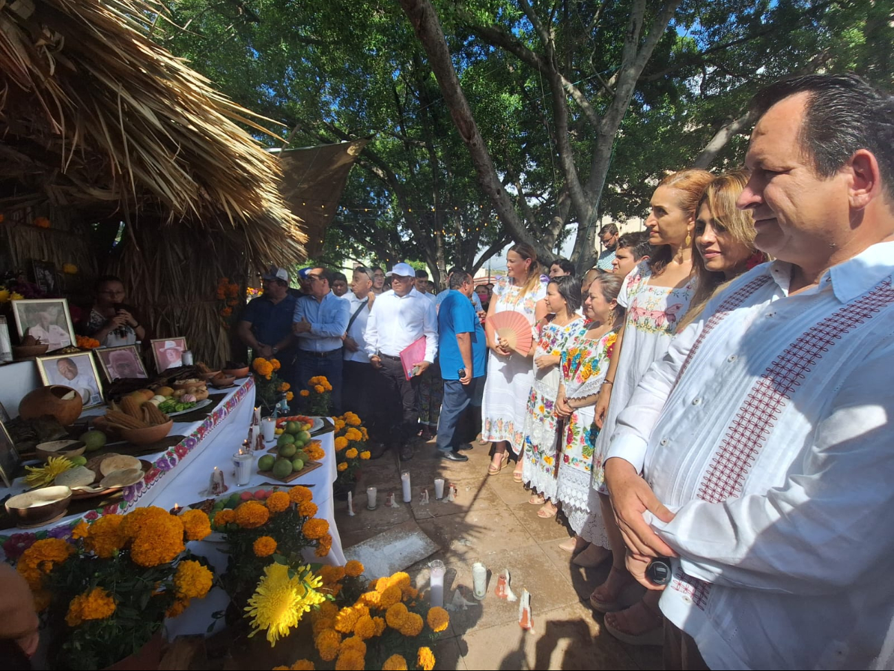 Rinden homenaje a Don Mario Renato Menéndez, fundador de Por Esto! en el concurso de altares en Mérida