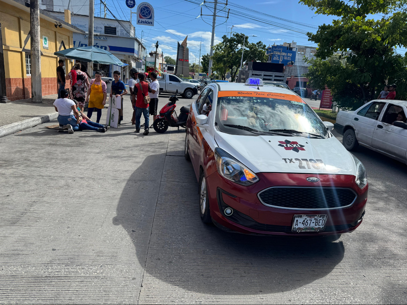 Una mujer resultó con golpes y raspones tras ser arrollada por un taxi en la Colonia Francisco I. Madero