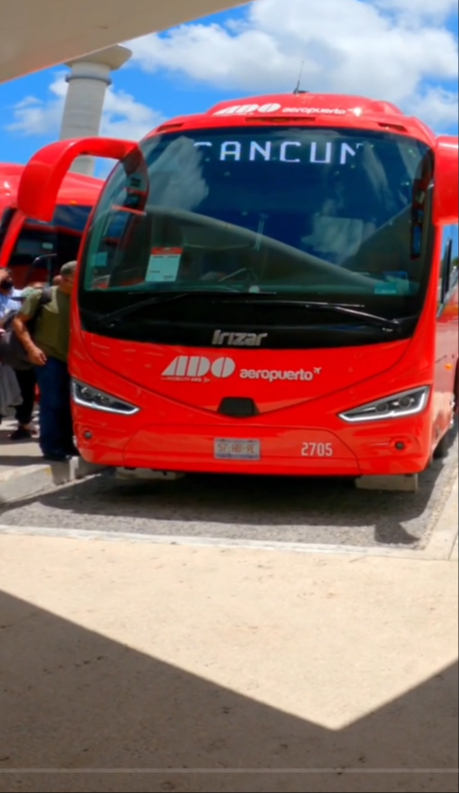Afuera de la T2 del AIC se encuentran las taquillas del ADO Afuera de la T2 del AIC se encuentran las taquillas del ADO