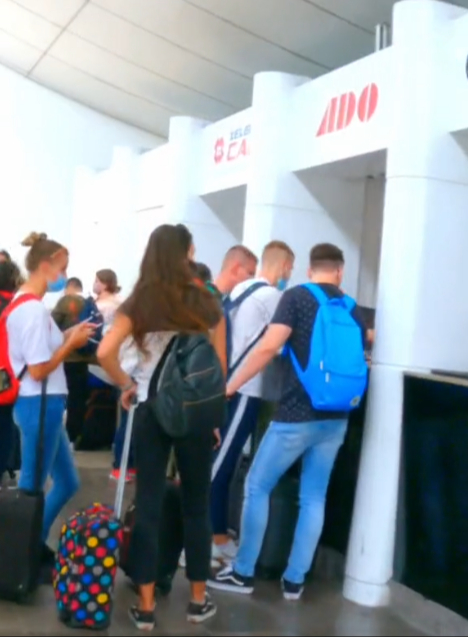 Afuera de la T2 del AIC se encuentran las taquillas del ADO Afuera de la T2 del AIC se encuentran las taquillas del ADO