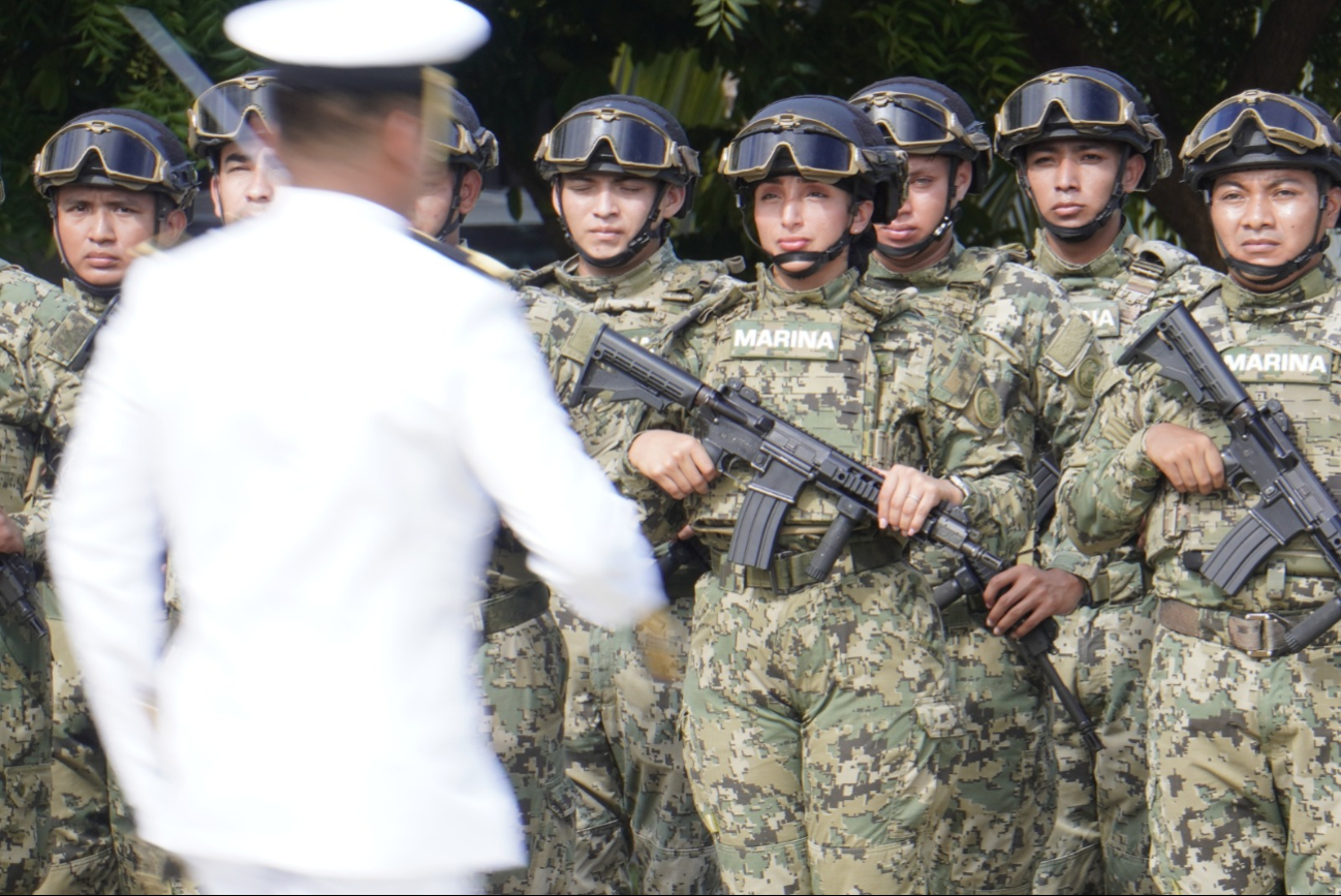 Autoridades civiles y militares participaron en la ceremonia, homenajeando a quienes han defendido las aguas de México Autoridades civiles y militares participaron en la ceremonia, homenajeando a quienes han defendido las aguas de México