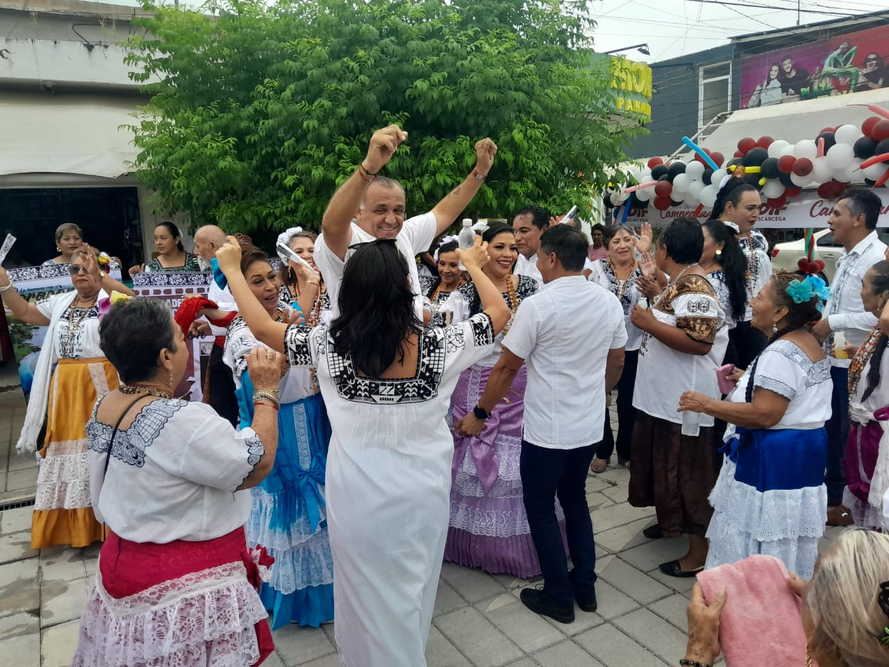 Desfilan por el inicio del mes de la Campechanía Desfilan por el inicio del mes de la Campechanía
