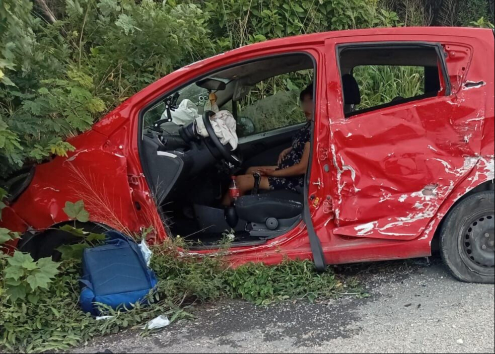 El auto que rebasó terminó en una zona de maleza El auto que rebasó terminó en una zona de maleza