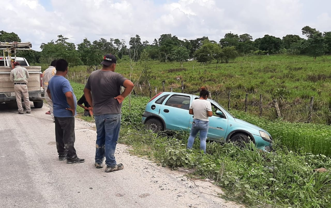 Explosión de llanta provoca accidente en carretera Escárcega-Chetumal