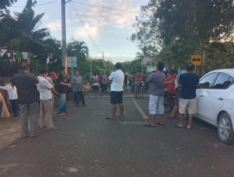 Felipe Carrillo Puerto: Vecinos retienen vehículo de funcionarios por falta de construcción de carretera Felipe Carrillo Puerto: Vecinos retienen vehículo de funcionarios por falta de construcción de carretera