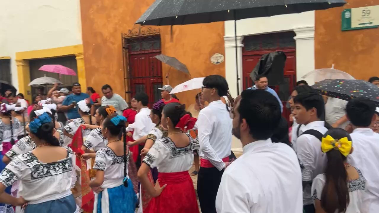 La caminata incluyó música tradicional y bailes folclóricos, creando un ambiente festivo La caminata incluyó música tradicional y bailes folclóricos, creando un ambiente festivo
