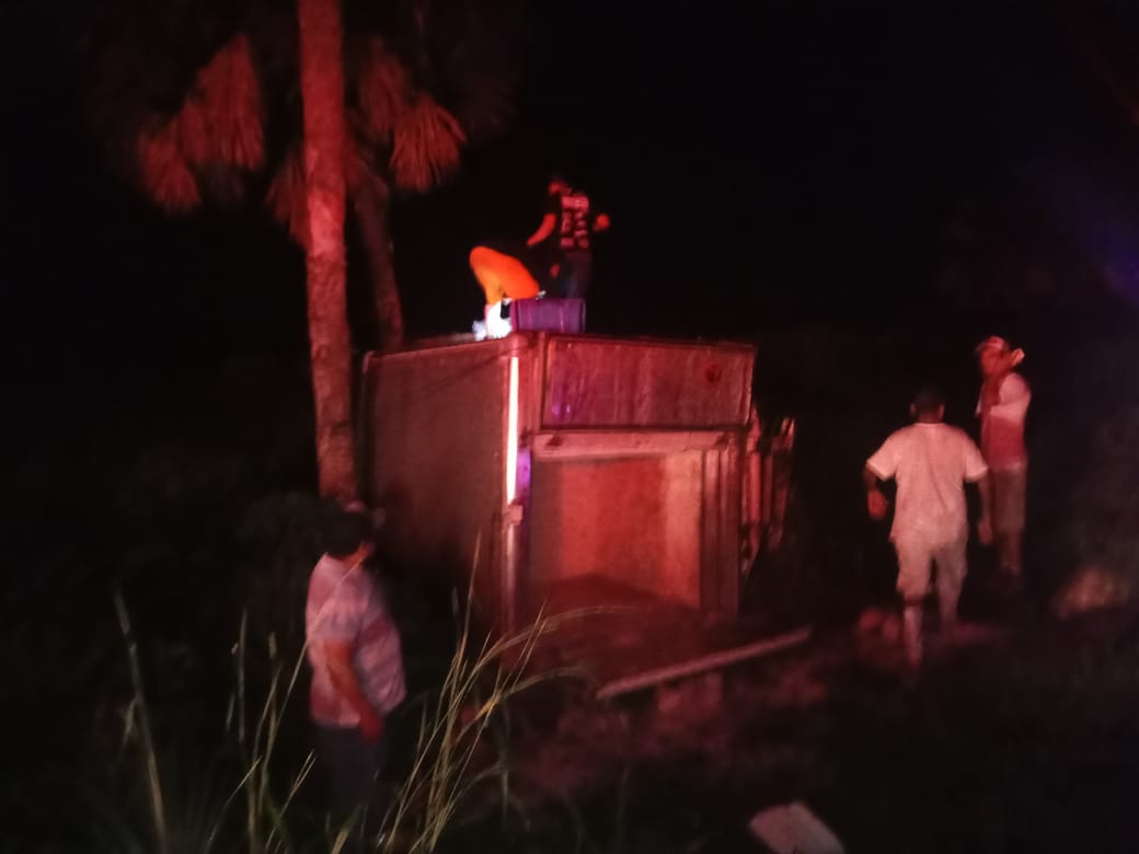 Chofer de camión se duerme al volante y vuelca en la carretera Champotón-Campeche