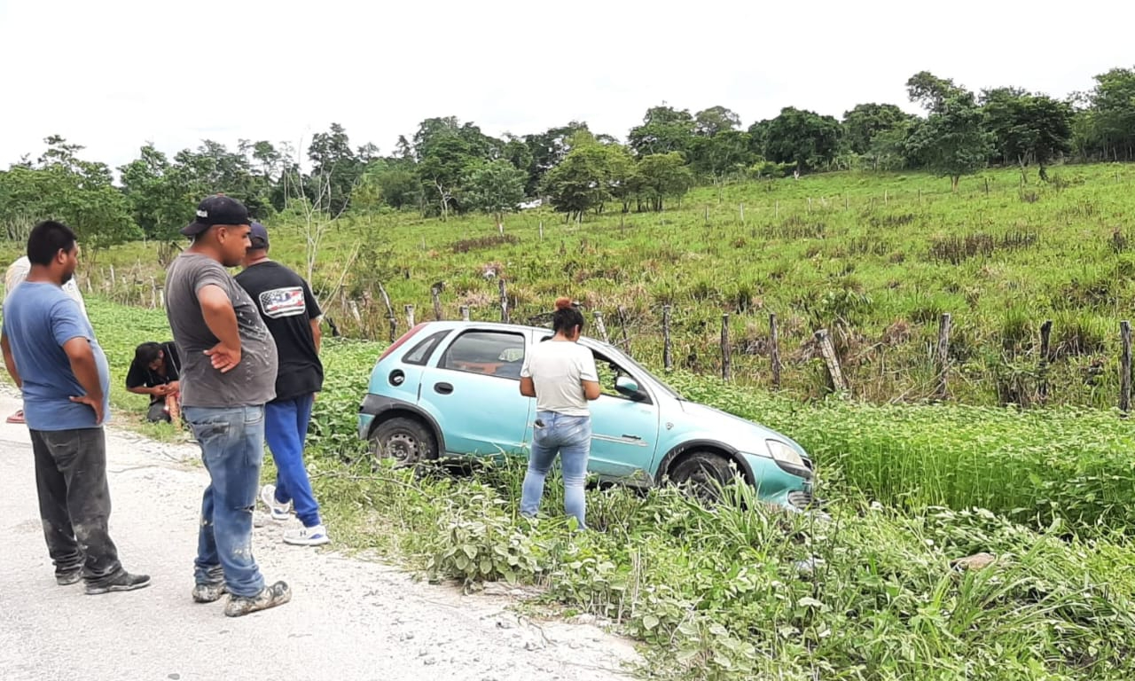 No hubo lesionados y los ocupantes fueron auxiliados por vecinos No hubo lesionados y los ocupantes fueron auxiliados por vecinos