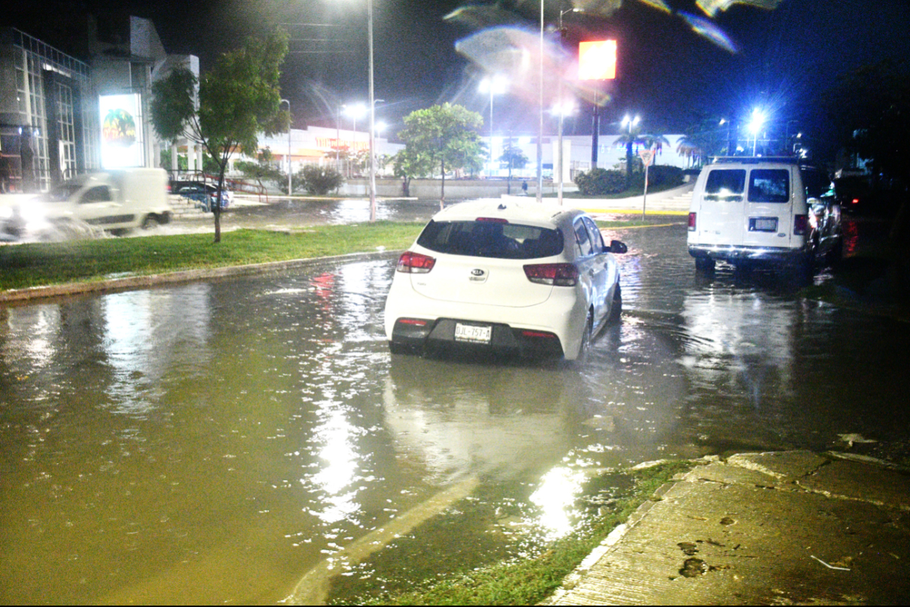  Aguacero en Campeche deja intransitables avenidas principales   