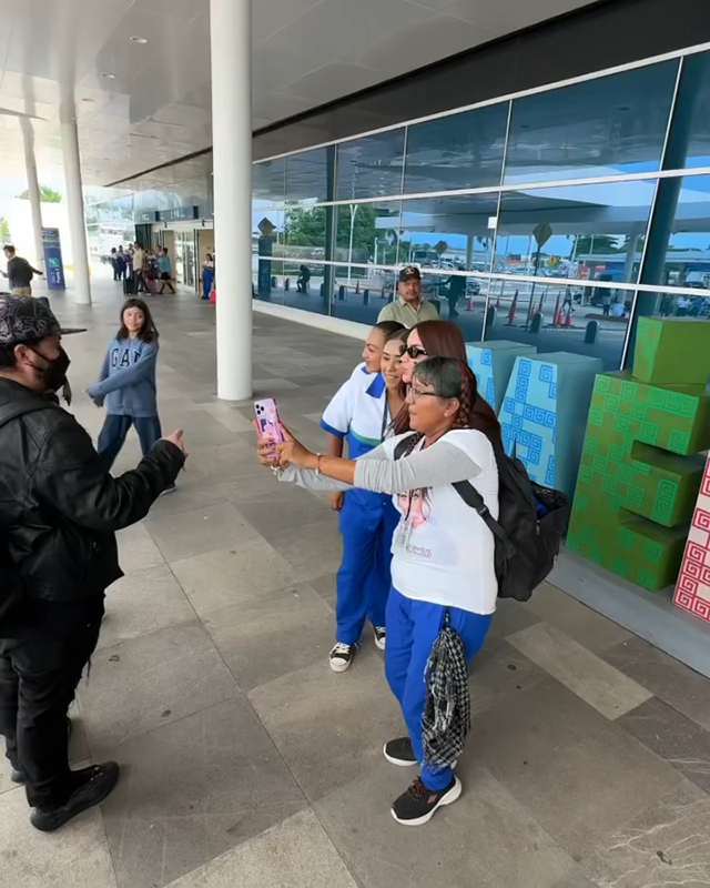 Aprovechó para tomarse fotos con fans Aprovechó para tomarse fotos con fans