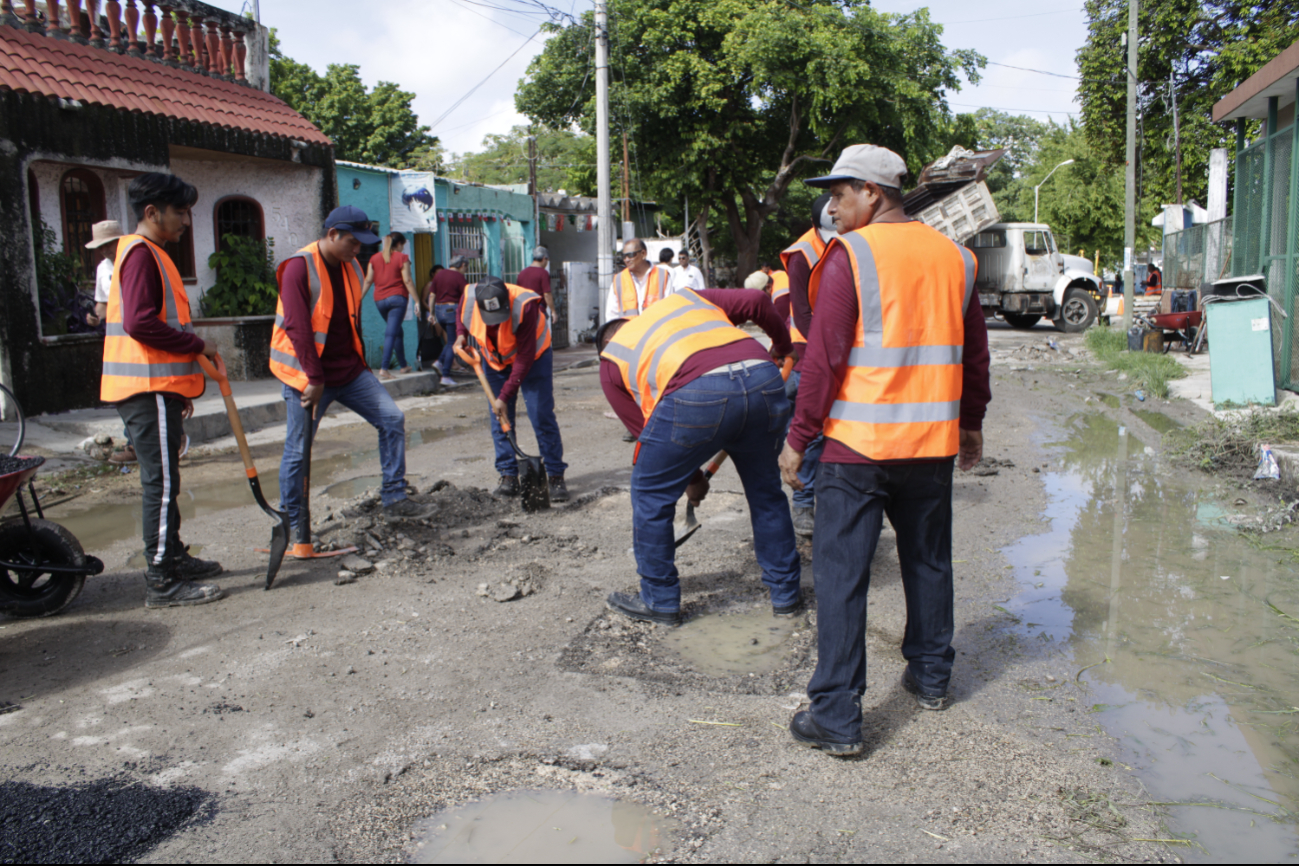 El gobernador de Yucatán, Joaquín Díaz Mena, lanzó el Plan Bienestar para mejorar calles, alumbrado y agua potable en todo el estado El gobernador de Yucatán, Joaquín Díaz Mena, lanzó el Plan Bienestar para mejorar calles, alumbrado y agua potable en todo el estado