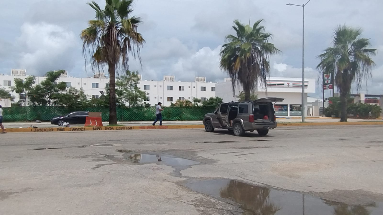 Los policías han cerrado las vías desde la avenida 28 de Julio, y el congestionamiento vial continuará por tiempo indeterminado
