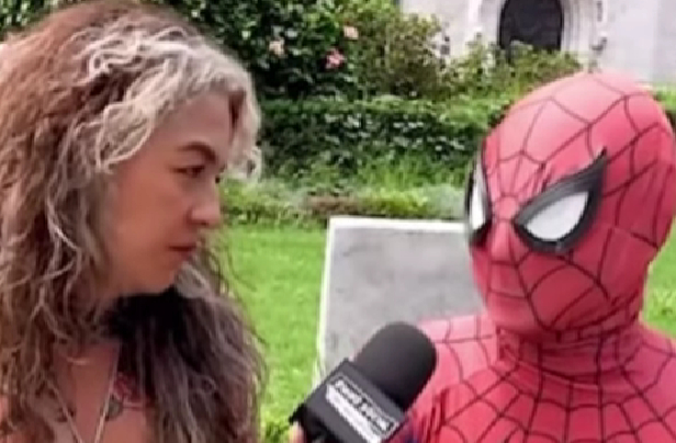 Joven disfrazado de Spiderman conmociona a redes por cómo cuida a su familia