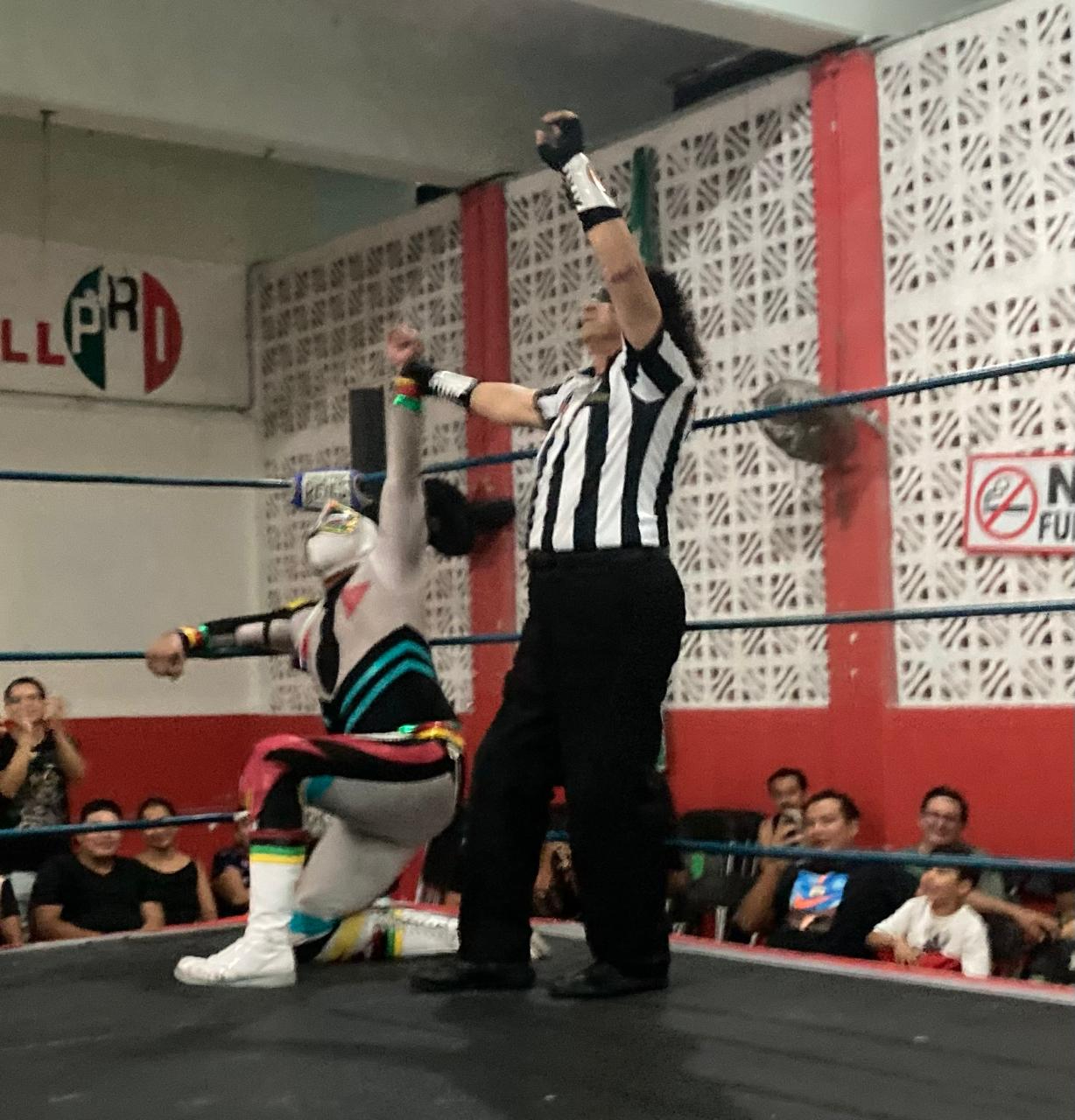 Máscara Sagrada junior vence al campeón Rey Espartano en la Arena Colonos de Cancún 