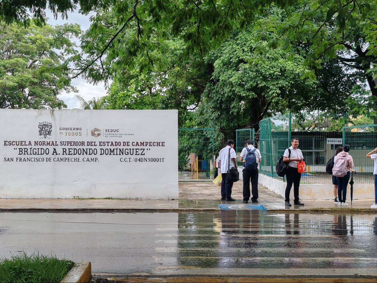 Administrativos también ya estaban en sus centros de trabajo Administrativos también ya estaban en sus centros de trabajo