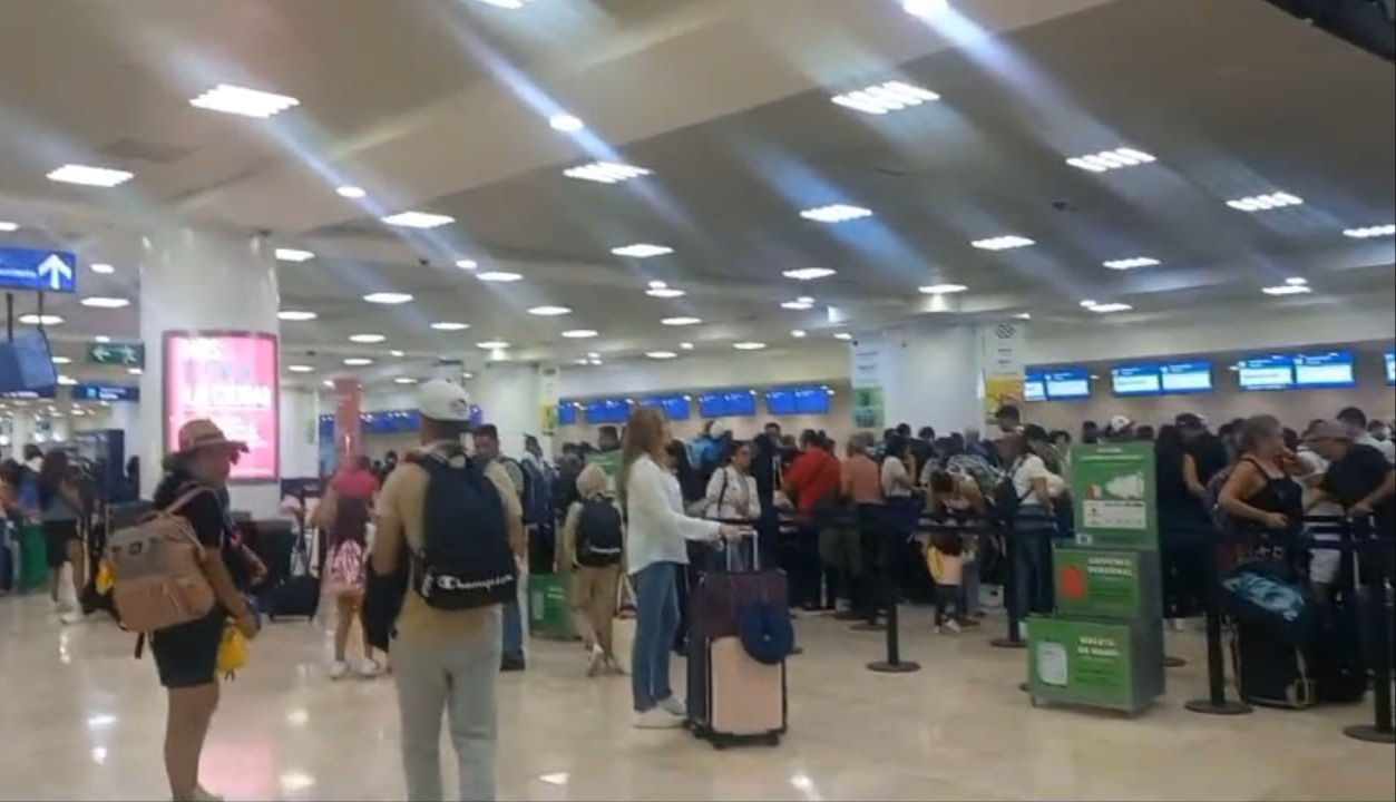 Aeropuerto de Cancún opera con normalidad a pesar de la Alerta Amarrilla por el huracán “Milton" Aeropuerto de Cancún opera con normalidad a pesar de la Alerta Amarrilla por el huracán “Milton"