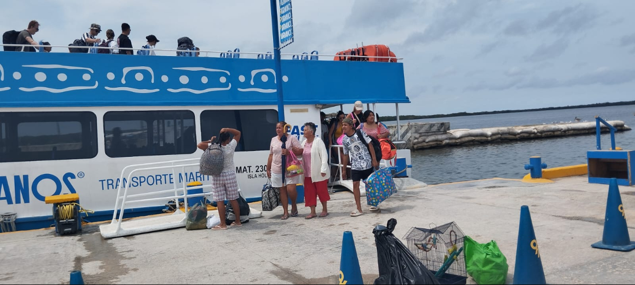 Comienza la evacuación voluntaria de la Isla de Holbox ante la aproximación del Huracán Milton, categoría 5