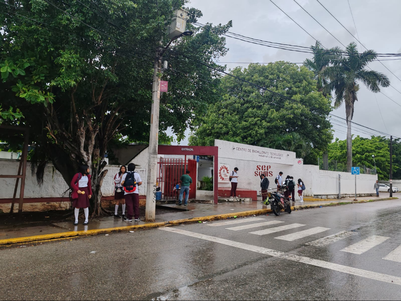 Con mochila jóvenes acudieron a las aulas Con mochila jóvenes acudieron a las aulas