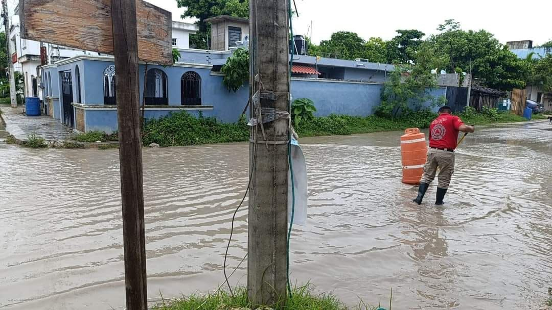 Debido al riesgo de inundaciones, bomberos comenzaron con la limpieza de alcantarillas Debido al riesgo de inundaciones, bomberos comenzaron con la limpieza de alcantarillas