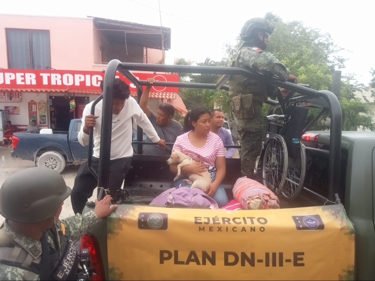 Ejército Mexicano evacúa a familias de Isla Arena, Calkiní, por Huracán Milton 